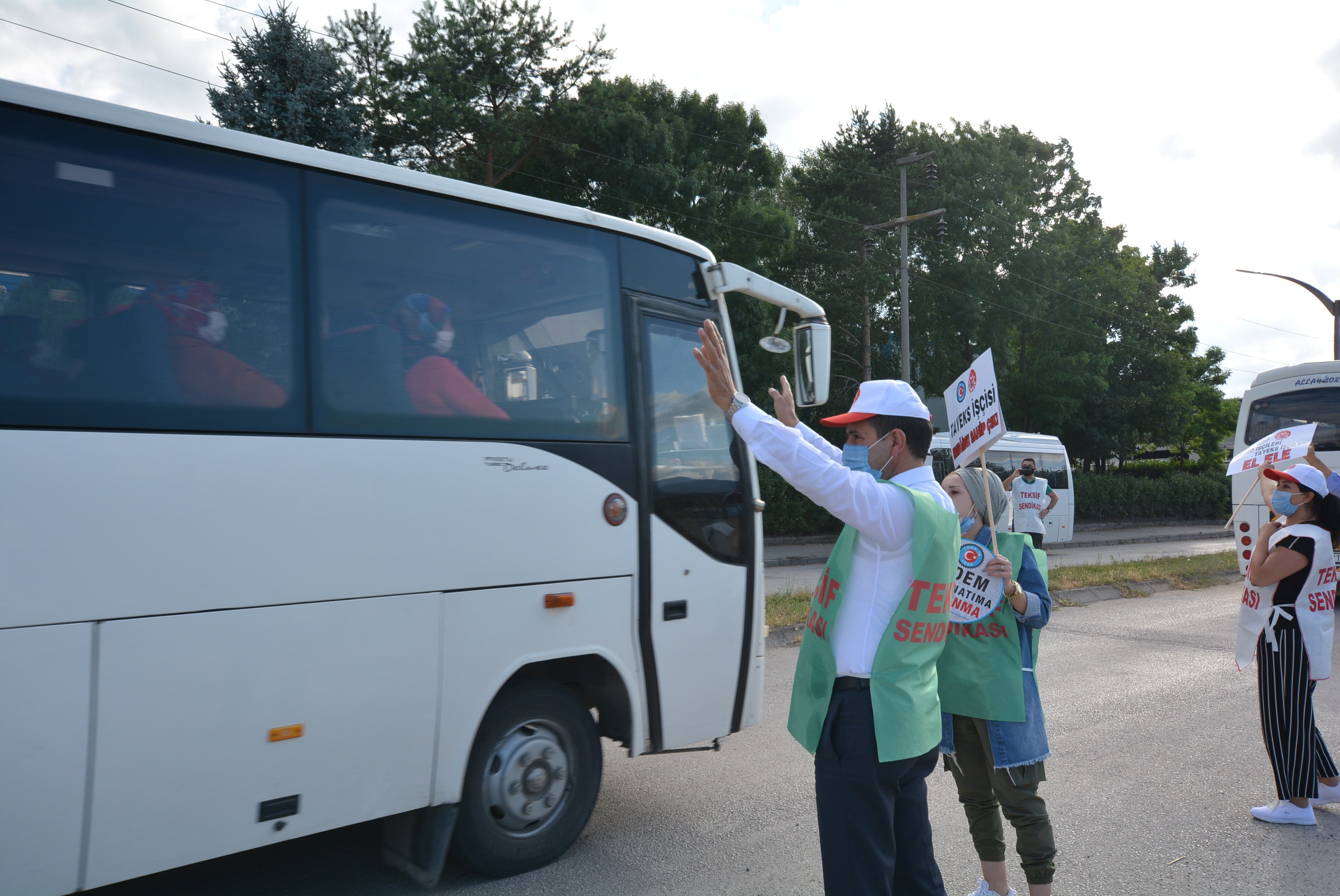 TAYEKS TEKSTİL BOLU FABRİKASI ÖNÜNDE ÜYELERİMİZLE BULUŞTUK görseli