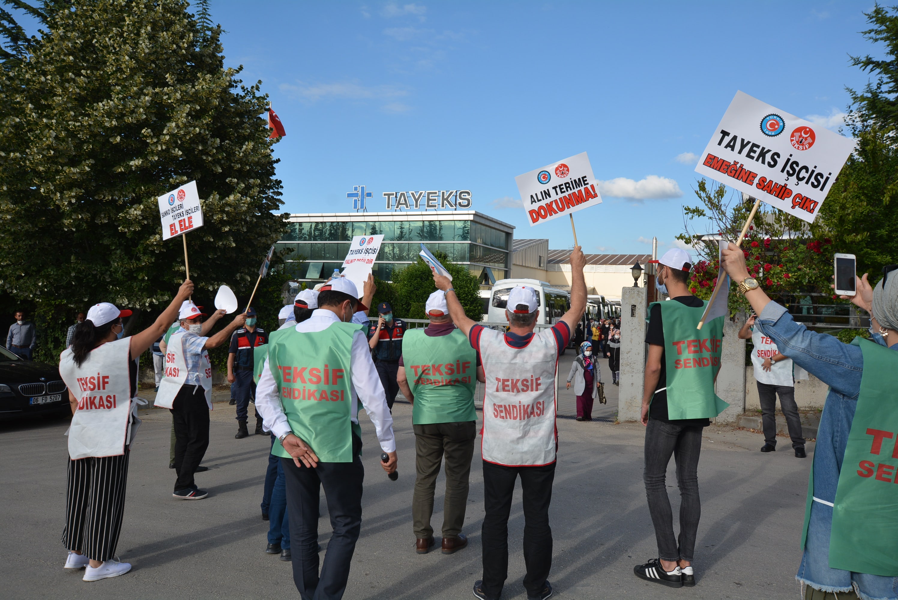 TAYEKS TEKSTİL BOLU FABRİKASI ÖNÜNDE ÜYELERİMİZLE BULUŞTUK görseli