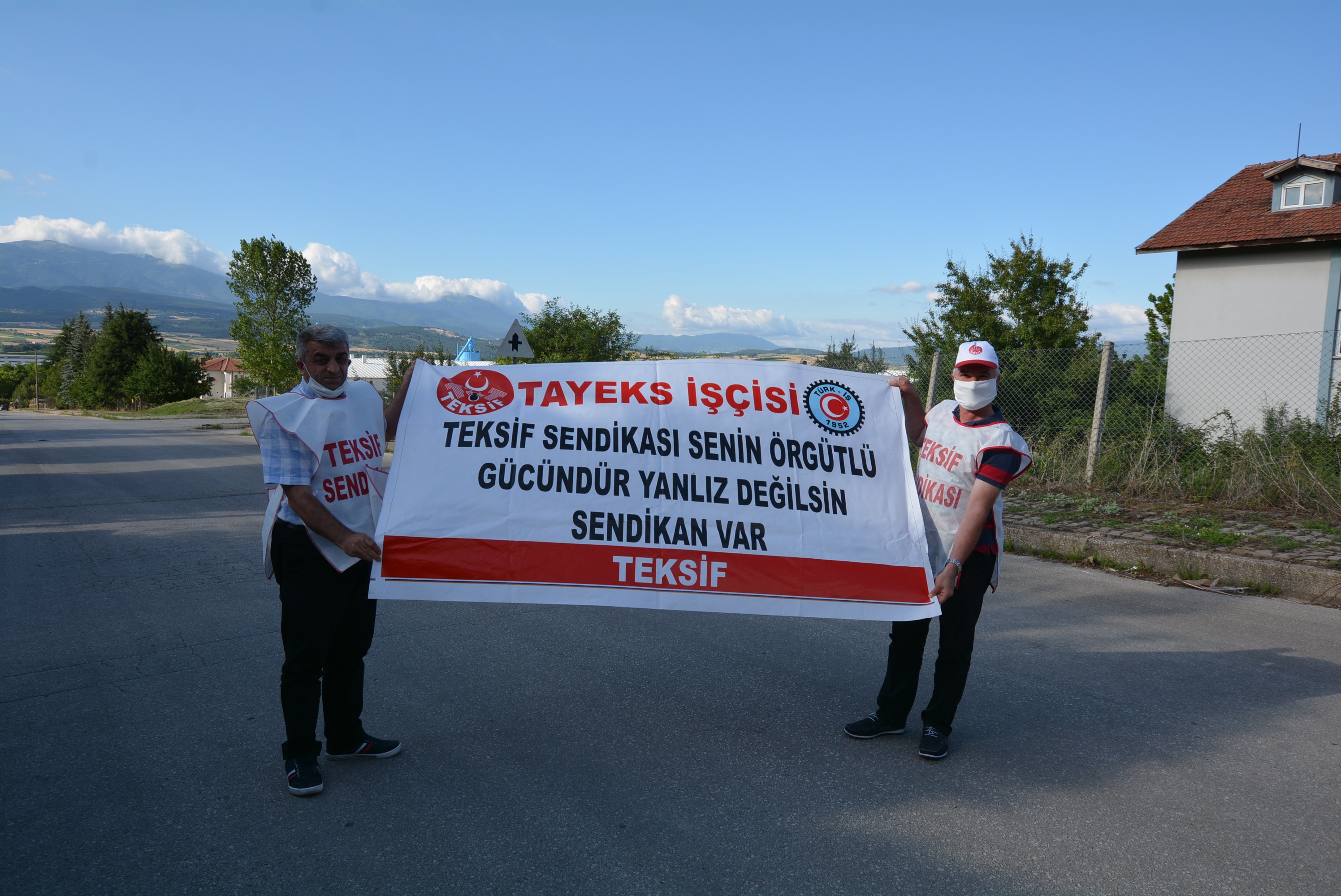 TAYEKS TEKSTİL BOLU FABRİKASI ÖNÜNDE ÜYELERİMİZLE BULUŞTUK görseli