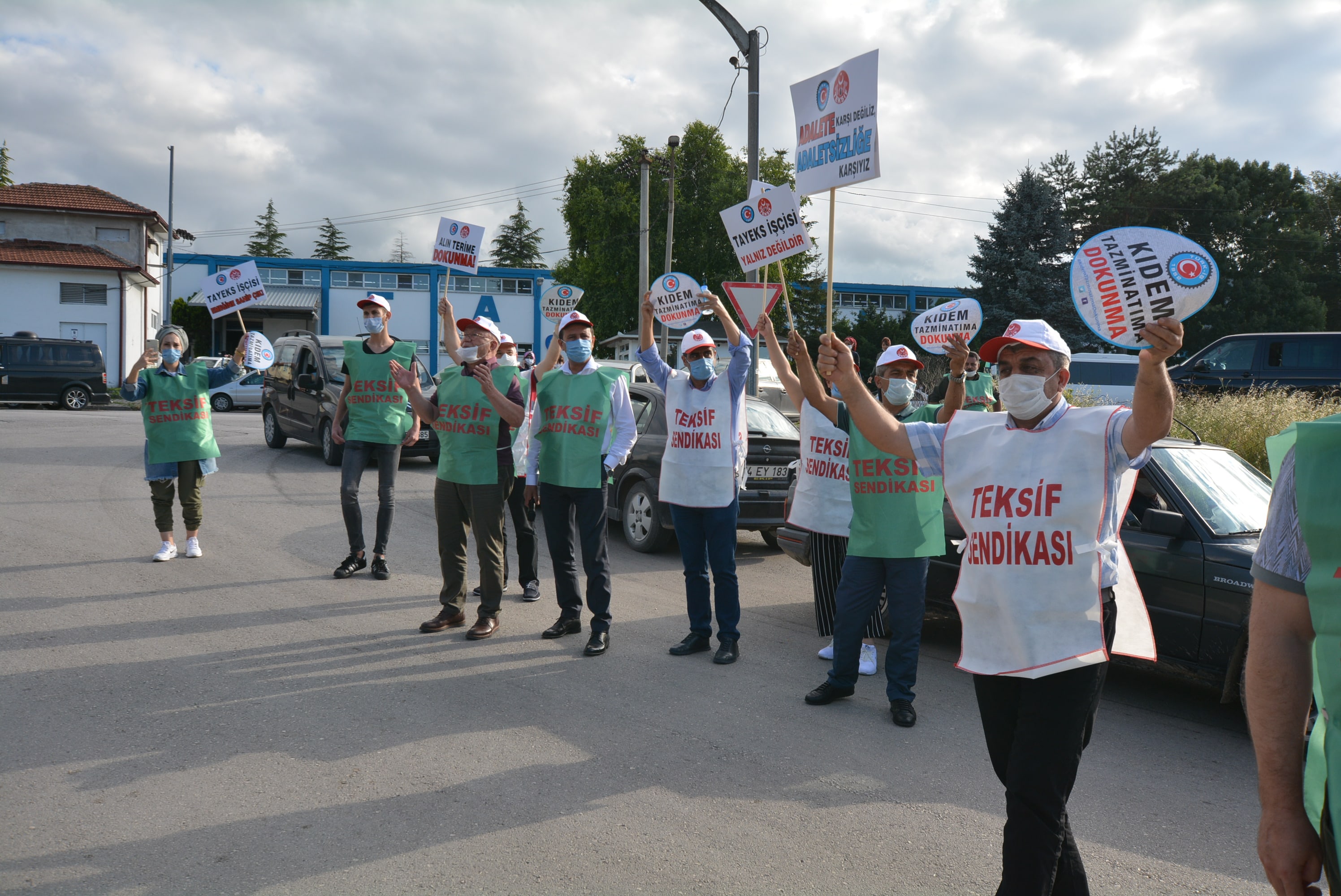 TAYEKS TEKSTİL BOLU FABRİKASI ÖNÜNDE ÜYELERİMİZLE BULUŞTUK görseli