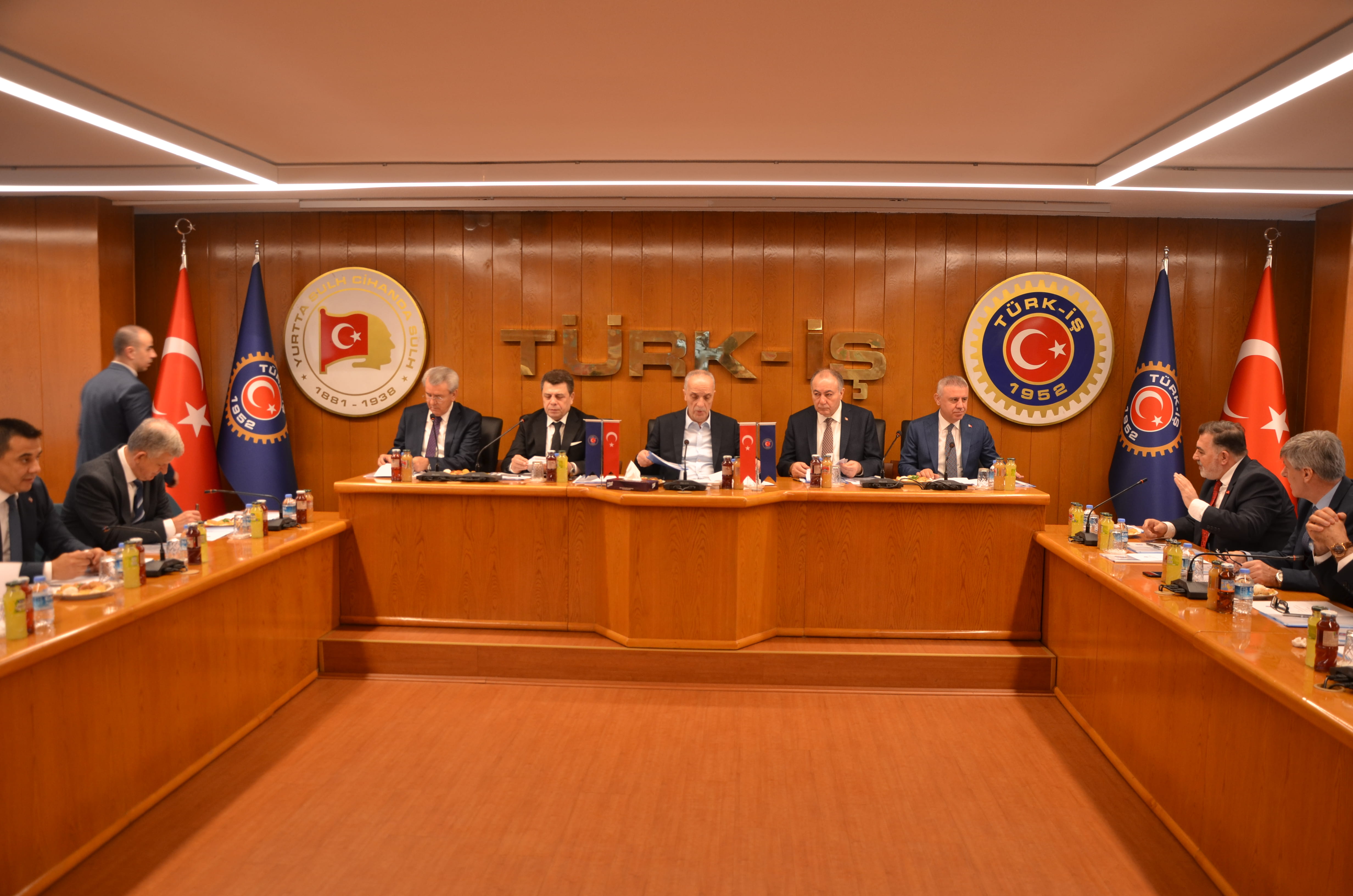 TÜRK-İŞ BAŞKANLAR KURULU TOPLANDI görseli