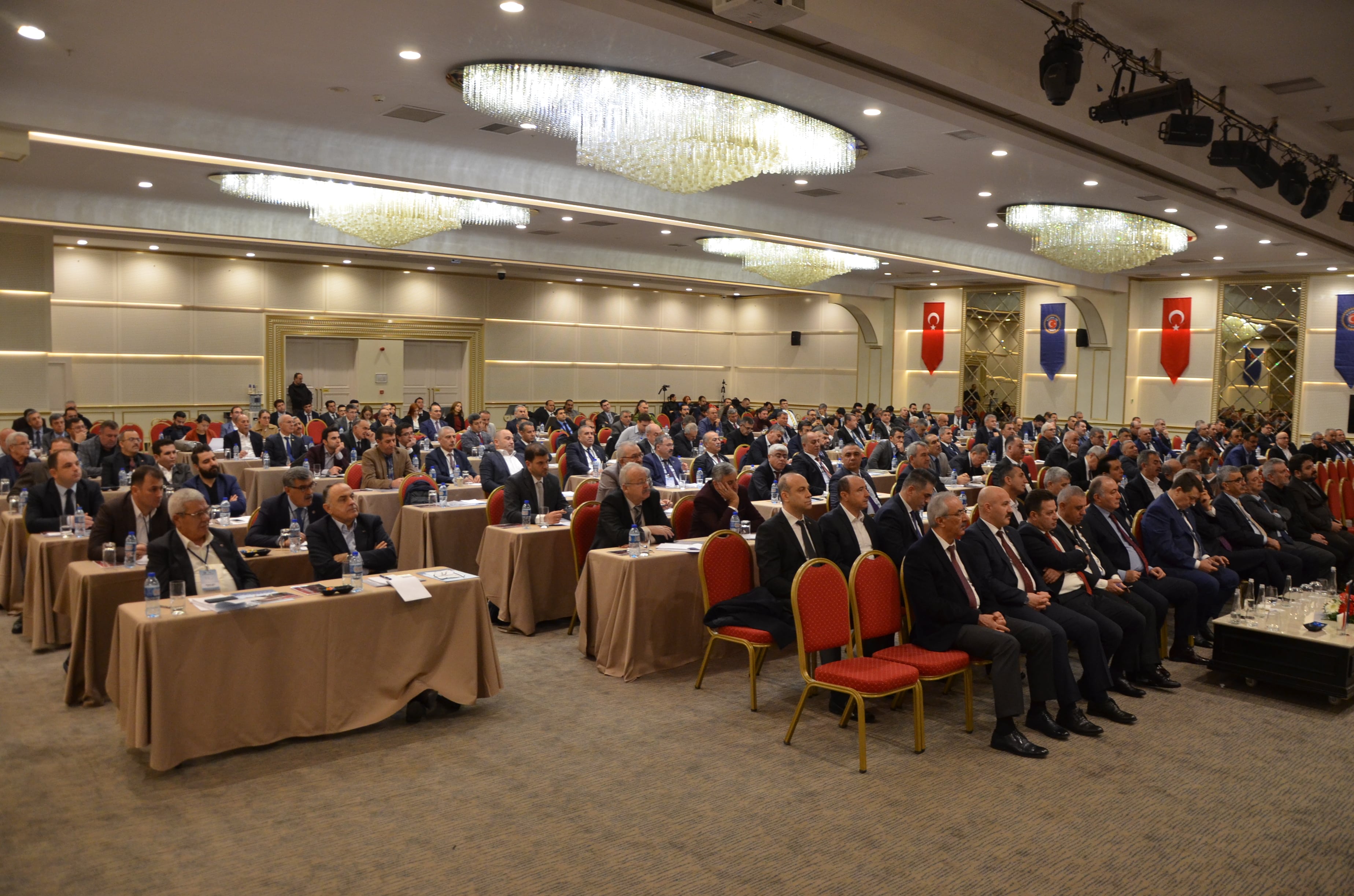 '696 Sayılı KHK ve Örgütlenmenin Önündeki Engeller’ konulu TÜRK-İŞ Bölge ve İl Temsilcileri Toplantısı görseli