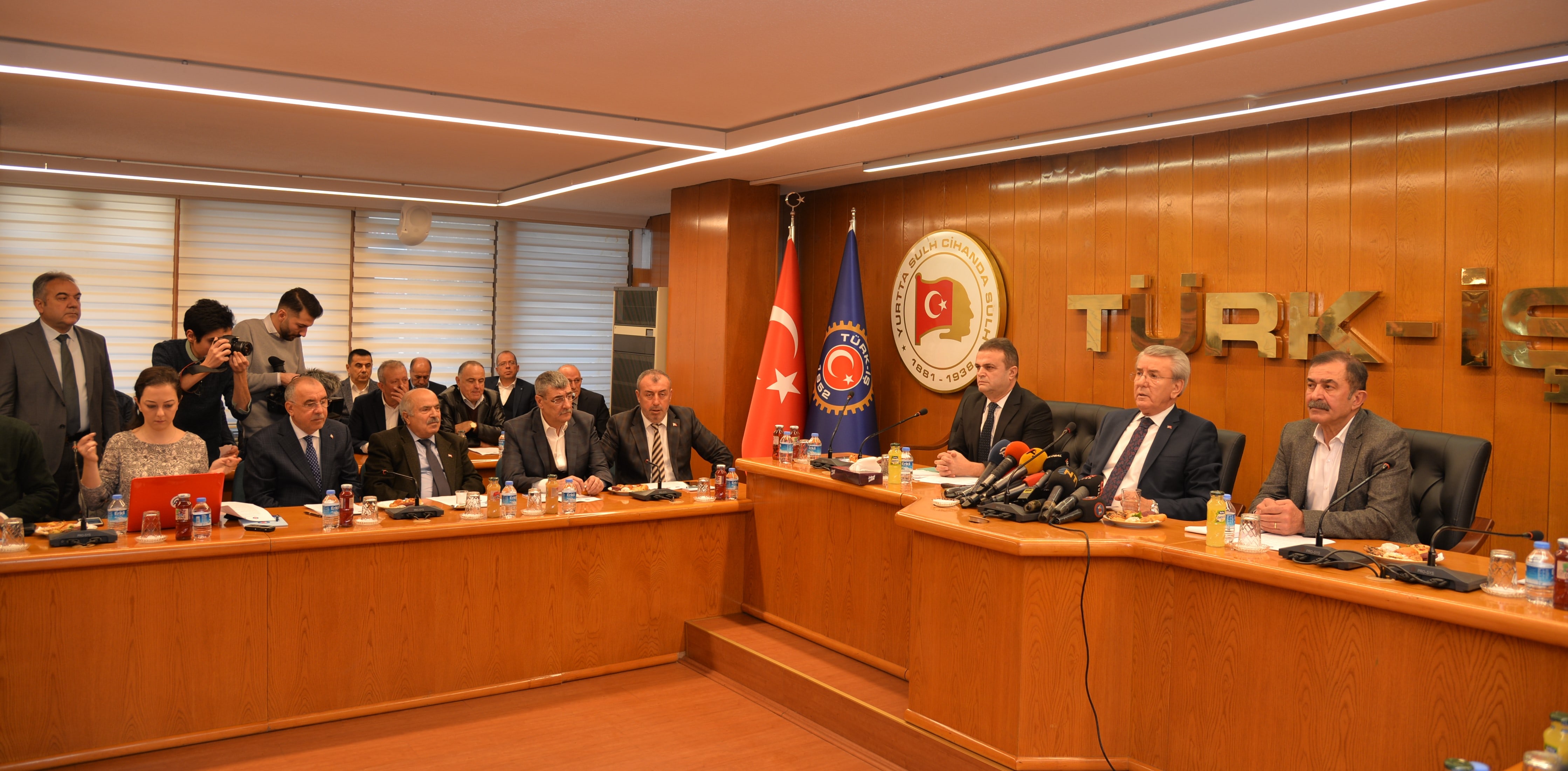 “ASGARİ ÜCRET İNSAN ONURUNA YARAŞIR BİR ÜCRET OLMALI” görseli