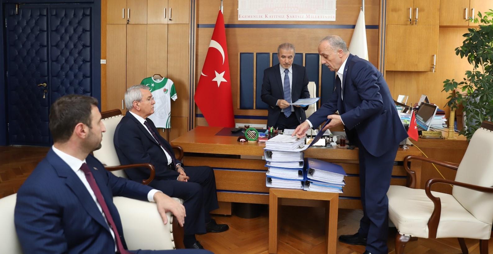 TOPLANAN İMZALAR AK PARTİ GRUP BAŞKANLIĞI'NA İLETİLDİ görseli