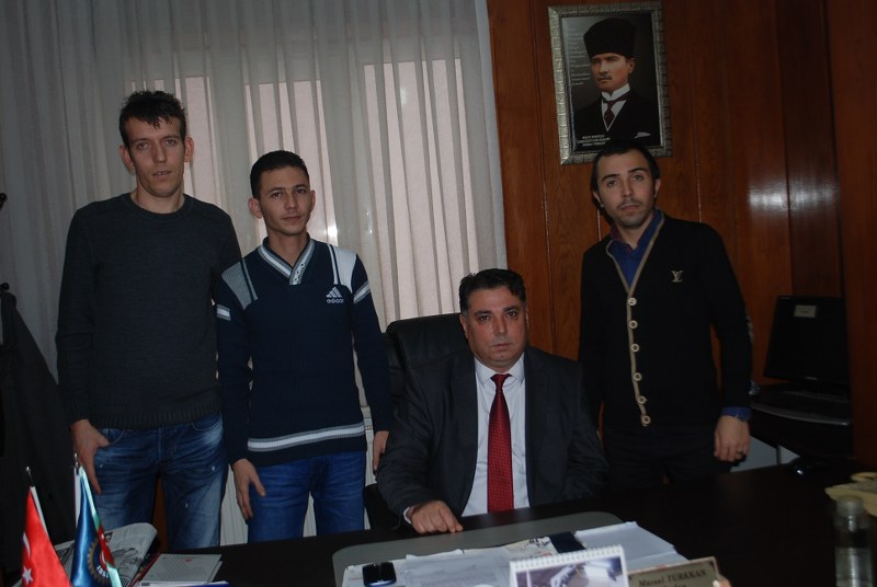 TAVLA ŞAMPİYONLARINA TEKSİF ÖDÜL VERDİ görseli