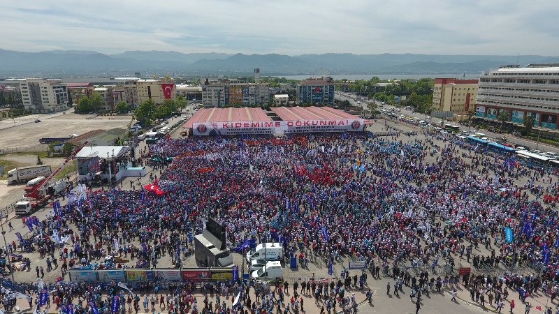 1 MAYIS COŞKUSU ALANLARA SIĞMADI görseli