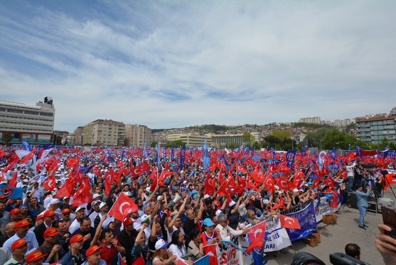 1 MAYIS COŞKUSU ALANLARA SIĞMADI görseli